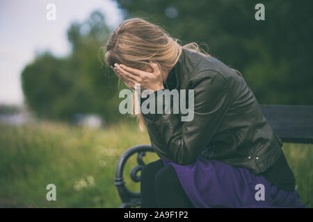 Portrait von einsam und depressiv Frau in Trauer. Stockfoto