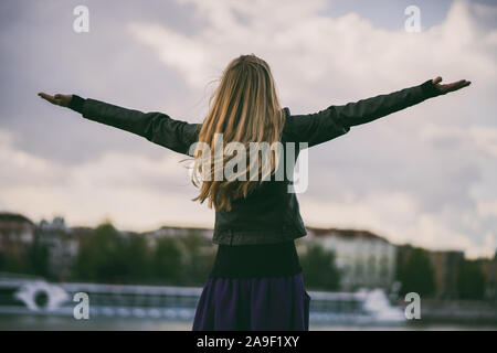 Frau genießen die frische Luft nach dem Regen. Stockfoto