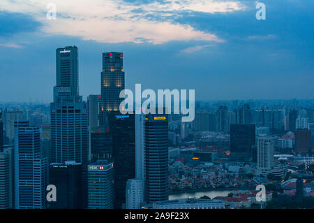 Singapur, Singapur - 24. August 2013: Luftaufnahme von Singapur CBD Stadtbild in der Dämmerung Stockfoto