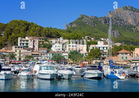 Boote im Hafen von Port de Soller, Soller, Mallorca, Balearen, Spanien Stockfoto