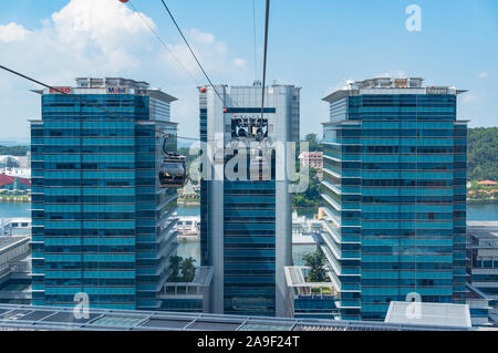 Singapur, Singapur - 24. August 2013: Harbourfront Station und Keppel Bay Tower, Seilbahn Station Türmen und Singapur Stadtbild Stockfoto