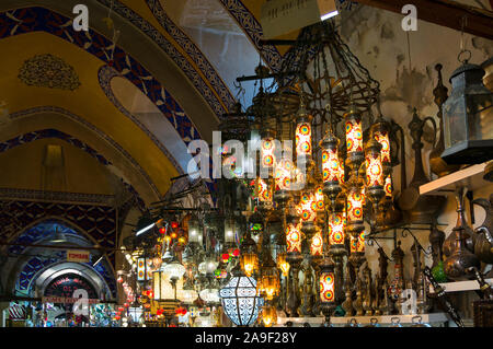Istanbul, Türkei - 27. August 2013: Traditionelle türkische bunte Lampen für den Verkauf auf der Grand Bazaar Stockfoto