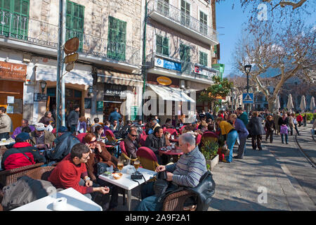 Menschen in einem Café, Plaza de la Constitución, Soller, Mallorca, Balearen, Spanien Stockfoto