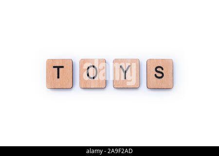 Das Wort Spielzeug, Dinkel mit hölzernen Buchstabensteine über einem weißen Hintergrund. Stockfoto