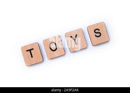 Das Wort Spielzeug, Dinkel mit hölzernen Buchstabensteine über einem weißen Hintergrund. Stockfoto