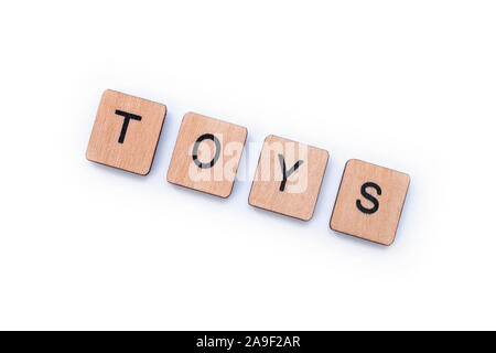 London, UK, 27. März 2019: Das Wort Spielzeug, Dinkel mit hölzernen Buchstabensteine über einem weißen Hintergrund. Stockfoto