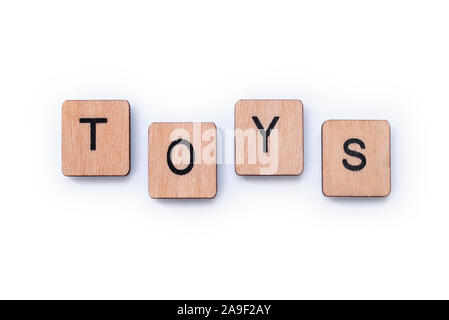 Das Wort Spielzeug, Dinkel mit hölzernen Buchstabensteine über einem weißen Hintergrund. Stockfoto
