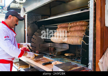 Istanbul, Türkei - 27. August 2013: türkischen Kebab Küchenchef, Koch auf Grand Bazaar. Traditionelle türkische, arabische Straße essen Anbieter Stockfoto