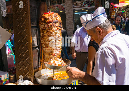 Istanbul, Türkei - 27. August 2013: türkischen Kebab Küchenchef, Koch auf Grand Bazaar. Traditionelle türkische, arabische Straße essen Anbieter Stockfoto