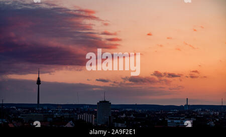 Panoramablick auf die Altstadt von Nürnberg beleuchtet in wunderschönen goldenen Abendlicht mit dramatischen Wolken bei Sonnenuntergang im Sommer Bayern Stockfoto