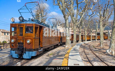 "Roten Blitz", einer nostalgischen Straßenbahn in Soller, Mallorca, Balearen, Spanien Stockfoto