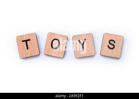 Das Wort Spielzeug, Dinkel mit hölzernen Buchstabensteine über einem weißen Hintergrund. Stockfoto