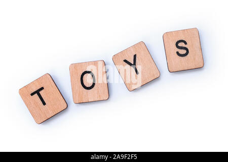 Das Wort Spielzeug, Dinkel mit hölzernen Buchstabensteine über einem weißen Hintergrund. Stockfoto