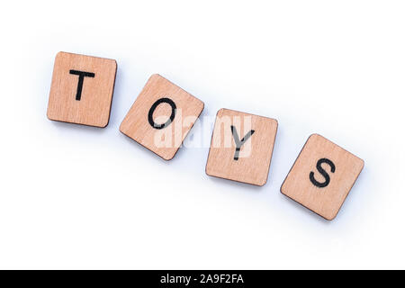 Das Wort Spielzeug, Dinkel mit hölzernen Buchstabensteine über einem weißen Hintergrund. Stockfoto