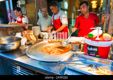 Istanbul, Türkei - 28.August 2013: Türkische Street Food Verkäufer bei Nacht Markt Stockfoto