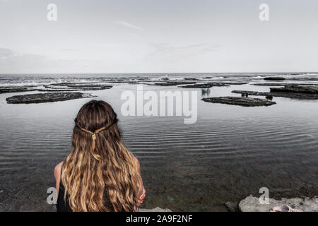 Frau am Wasser Stockfoto