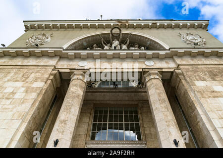 Wolgograd, Russland - September 12, 2013: Blick auf den Haupteingang des Bahnhofs Gebäude Stockfoto