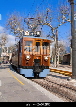 "Roten Blitz", einer nostalgischen Straßenbahn in Soller, Mallorca, Balearen, Spanien