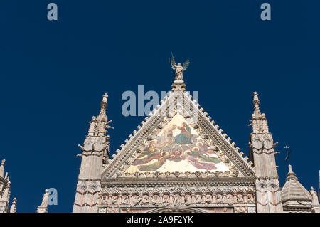 Siena, Italien - 23 September, 2013: Obere Fassade Mosaik Krönung der Jungfrau auf der Metropolitan Kathedrale der Heiligen Maria der Himmelfahrt, Siena Duomo Stockfoto
