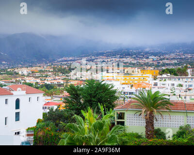 Blick über die Dächer auf Wolke bedeckte Hügel bei Puerto de la Cruz, Teneriffa, Kanarische Inseln Stockfoto