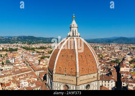 Antenne Panoramablick auf die Kuppel von Santa Marial del Fiore Basilika mit historischen Gebäuden und klaren blauen Himmel an einem sonnigen Tag. Florenz, Italien Stockfoto