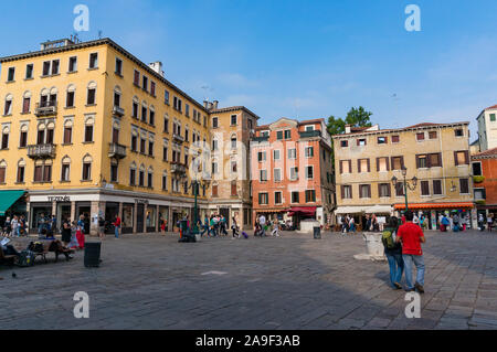 Venedig, Italien, 27. September 2013: Campo San Geremia mit Touristen und Einheimischen, die auf sonnigen Morgen Stockfoto