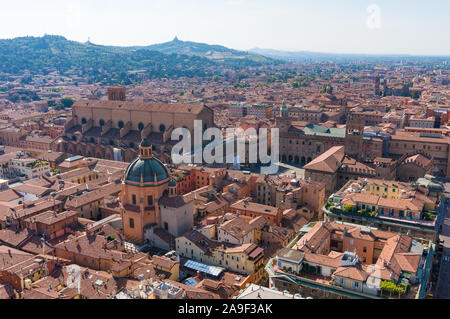 Horizontale Einstellung auf die roten Dächer von Bologna, Italien von oben. Stockfoto