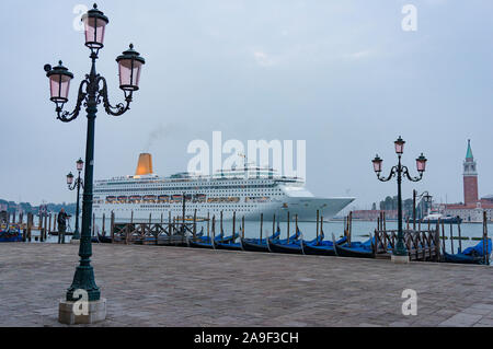 Venedig, Italien, 28. September 2013: Oriana Kreuzfahrtschiff auf den Grand Canal, die am frühen Morgen mit parkenden Gondeln und San Giorgio Maggiore Turm Stockfoto