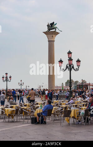 Venedig, Italien - 27 September, 2013: die Menschen in San Marco Platz mit Blick auf den Säulen von San Marco und San Torado, der Venezianischen Gönner Stockfoto