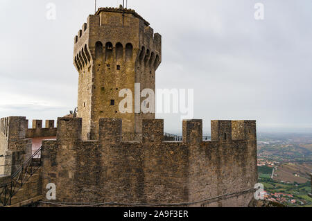 Cesta, oder zweiten Turm von San Marino mit Landschaft Querformat Stockfoto