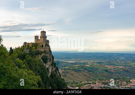 Luftaufnahme von Guaita, ersten Turm auf dem Berg oben und Panoramablick auf die Landschaft Landschaft. Monte Titano San Marino Stockfoto