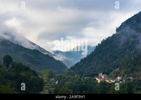 Panoramablick auf die Berge Schlucht Landschaft mit tiefen Wolken und Nebel Stockfoto