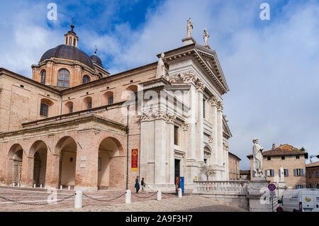 Urbino, Italien, 30. September 2013: Fassade der Kathedrale Santa Maria Assunta in Urbino, Marken, Italien. Urbino Duomo Stockfoto