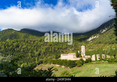 Panoramablick auf San Pietro in Valle Kloster, Abtei von grünen Hügeln umgeben an einem sonnigen Tag Stockfoto