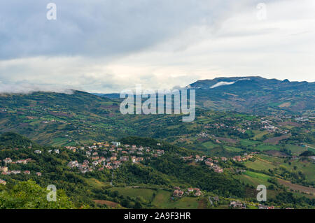 Luftaufnahme der malerischen Landschaft Landschaft mit verstreut liegenden Dörfer und Farmen Stockfoto