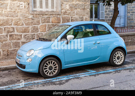 Sartène, Frankreich - 19 August 2018: Neue Fiat 500 Compact Car steht auf einer Straße geparkt Stockfoto