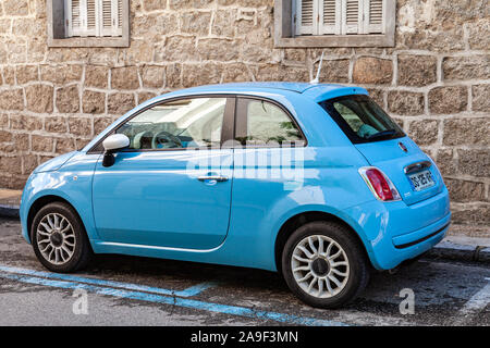 Sartène, Frankreich - 19 August 2018: Blue Fiat 500 Compact Car steht geparkt auf einem strassenrand Stockfoto