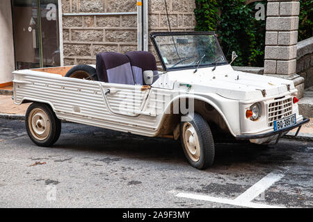 Sartène, Frankreich - 19 August 2018: Vintage White Citroen Mehari Auto steht auf einer Straße in Frankreich geparkt Stockfoto