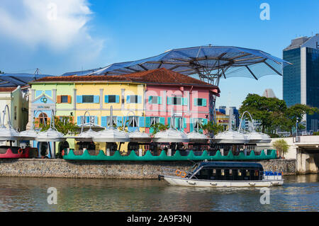 Singapur, Singapur - Oktober 4, 2013: Clarke Quay historische Stromkaje an einem sonnigen Tag Stockfoto