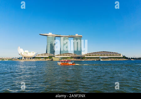 Singapur, Singapur - Oktober 4, 2013: Duck Tour amphibische Boot und Marina Bay Sands an einem sonnigen Tag Stockfoto