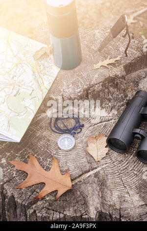 Reise Zubehör auf alten stumpf Stockfoto