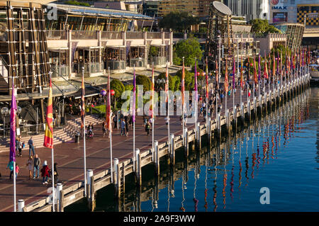 Sydney, Australien - Oktober 19, 2013: Luftaufnahme der Cockle Bay Wharf mit al fresco Restaurants und Cafés und Menschen auf der Promenade an einem sonnigen Tag Stockfoto