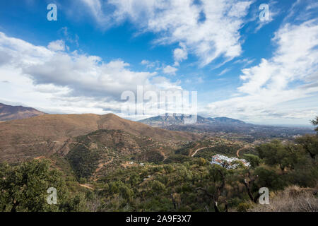 Panoramablick auf die Berge der Sierra Blanca von La Mairena Höhen, Ojen, Malaga, Spanien. Stockfoto