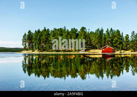 Rotes Haus am See in Skandinavien Stockfoto