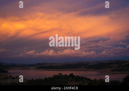 Atemberaubende sonnenuntergang himmel und Luftaufnahme der Flusslandschaft in der Dämmerung Stockfoto