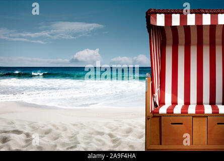 Strandkorb am Strand Stockfoto