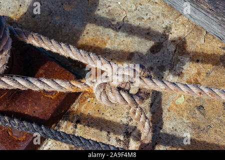 Seil gebunden in Knoten. Liegeplätze Yachtcharter detail Stockfoto