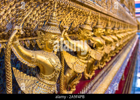 Garuda Dekoration auf Grand Palace, Bangkok, Thailand. Die Statuen von Krut kämpfen Naga Schlange. Asiatische Mythologie Szene Stockfoto