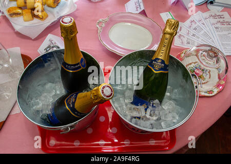 Drei Flaschen von Saumur Sekt kühlen in Eiswürfelbehälter Stockfoto