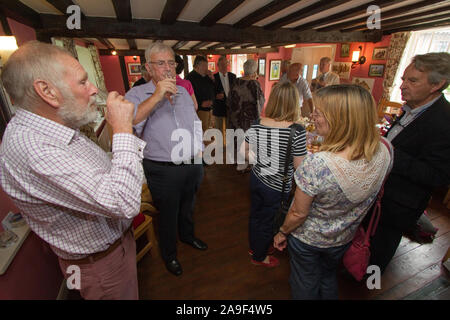 Ältere Menschen in einem Land pub Feiern Stockfoto